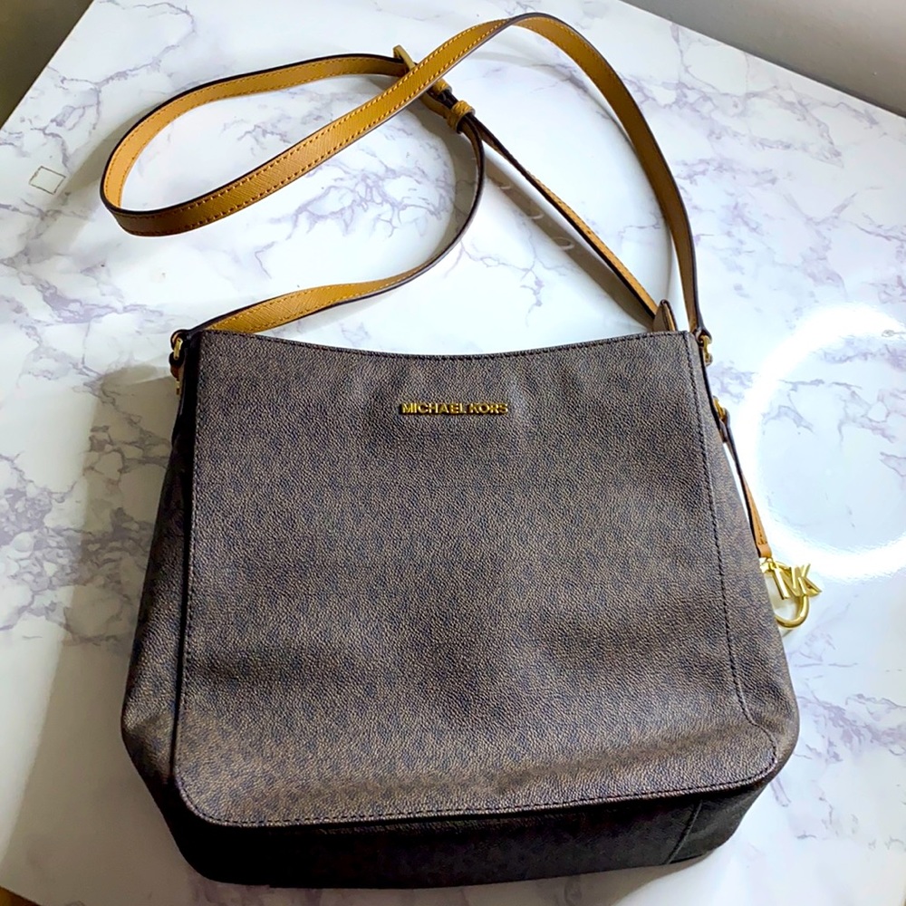 MICHAEL KORS JET SET TRAVEL MESSENGER BAG